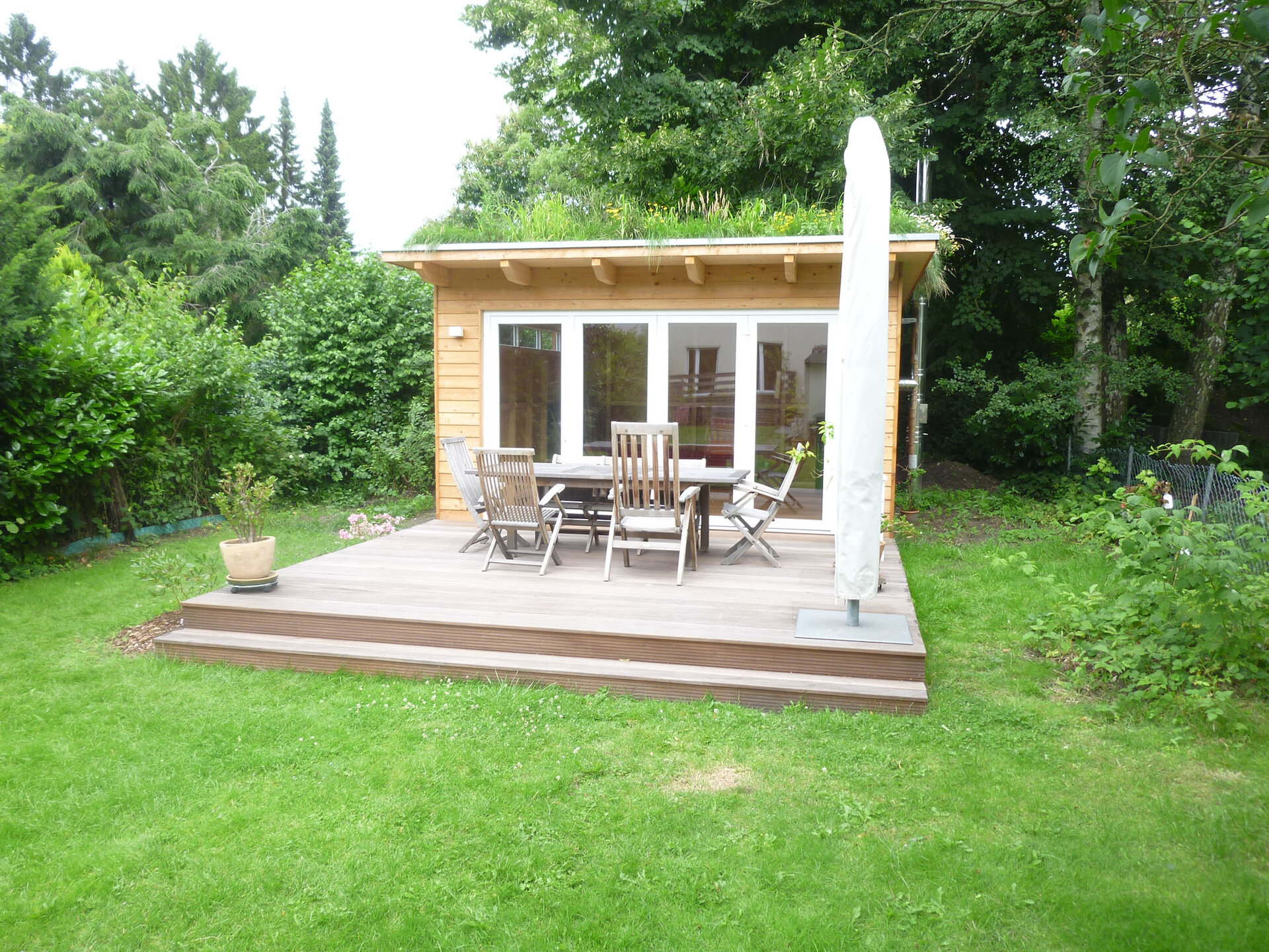 Gartenhaus mit Gründach und Terrasse